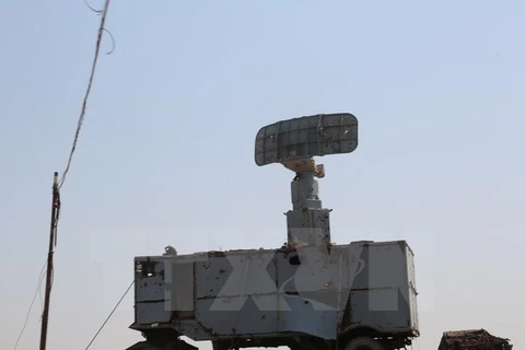 Xe ôtô chở thiết bị rada bị phát hủy sau một cuộc không kích tại thành phố cảng Hodeidah, Yemen. Ảnh minh họa. (Nguồn: AFP/TTXVN)