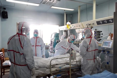 Điều trị cho bệnh nhân nhiễm virus cúm gia cầm H7N9 tại một phòng cách ly trong bệnh viện ở Vũ Hán, tỉnh Hồ Bắc, Trung Quốc ngày 12/2. (Nguồn: AFP/TTXVN)