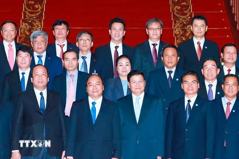 Thủ tướng Nguyễn Xuân Phúc (hàng thứ nhất, thứ 2 từ trái sang) và Thủ tướng Lào Thongloun Sisoulith với các đại biểu. (Ảnh: Thống Nhất/TTXVN)
