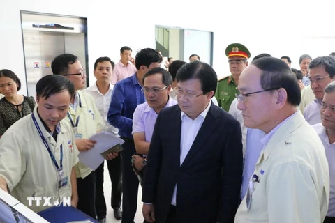 Phó Thủ tướng Trịnh Đình Dũng thăm công ty Samsung tại khu công nghiệp Yên Phong-Bắc Ninh. (Ảnh: Thái Hùng/TTXVN) 