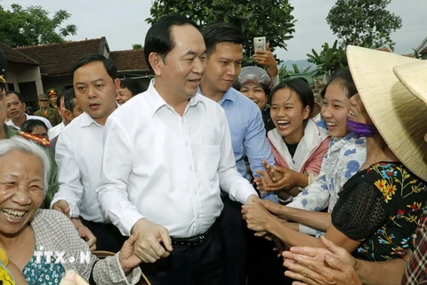  Chủ tịch nước Trần Đại Quang gặp gỡ thân mật bà con nhân dân xã Nghĩa Đồng. (Ảnh: Nhan Sáng/TTXVN)