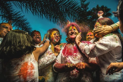 Người dân ném bột màu vào nhau để mừng lễ Holi, một lễ hội Hindu mùa xuân tôn vinh tình yêu và tình bạn ở Ấn Độ. (Nguồn: NatGeo)