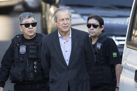 Cảnh sát hộ tống cựu Chánh văn phòng Nội các José Dirceu đến trụ sở cảnh sát liên bang ở Curitiba hồi tháng 8/2015. (Nguồn: EPA)