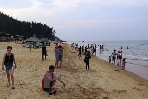 Du khách đến tắm biển tại Thiên Cầm. (Ảnh: Phan Quân/TTXVN)