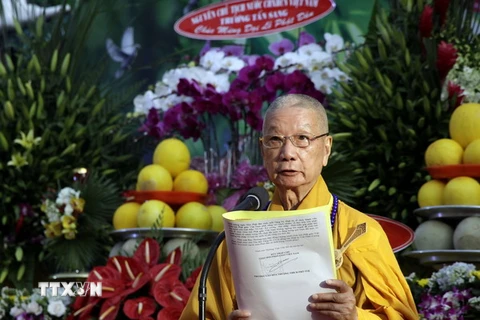 Trưởng lão Hòa thượng Thích Trí Quảng, Phó Pháp chủ Giáo hôi Phật giáo Việt Nam tuyên đọc thông điệp Phật Đản Phật lịch 2561. (Ảnh: Thế Anh/TTXVN)