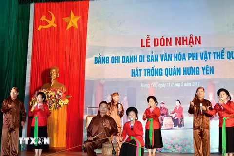 Tiết mục biểu diễn của Câu lạc bộ Trống quân xã Dạ Trạch, huyện Khoái Châu. (Ảnh: Mai Ngoan/TTXVN)