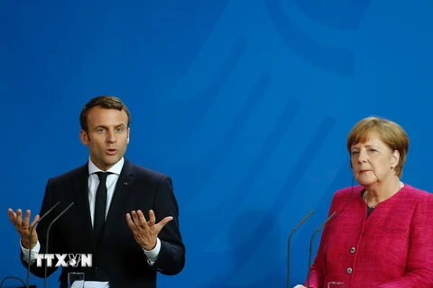  Tổng thống Pháp Emmanuel Macron (trái) và Thủ tướng Đức Angela Merkel (phải) trong cuộc họp báo chung ở Berlin ngày 15/5. (Nguồn: AFP/TTXVN) 
