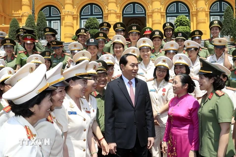 Chủ tịch nước Trần Đại Quang và các đại biểu phụ nữ Công an nhân dân tiêu biểu. (Ảnh: Nhan Sáng/TTXVN) 
