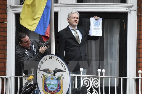 Nhà sáng lập trang mạng WikiLeaks Julian Assange gặp gỡ báo giới tại ban công Đại sứ quán Ecuador ở London (Anh) ngày 2/5/2016. (Nguồn: AFP/TTXVN) 