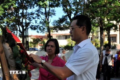 Đại sứ Việt Nam Nguyễn Trung Thành đặt vòng hoa tại Tượng đài Chủ tịch Hồ Chí Minh. (Ảnh : Vũ Lê Hà/TTXVN) 