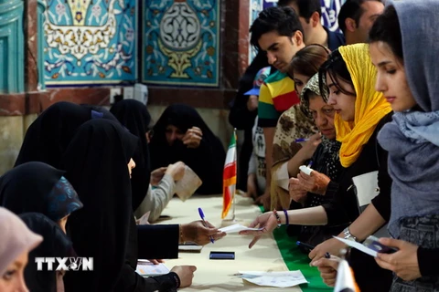 Cử tri Iran bỏ phiếu bầu Tổng thống tại điểm bầu cử ở Tehran ngày 19/5. (Nguồn: EPA/TTXVN)