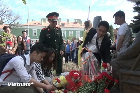  Cộng đồng Người Việt tại Nga đã đến đặt hoa tại tượng đài Hồ Chủ tịch trong khuôn viên Viện Hồ Chí Minh. (Ảnh: Tâm Hằng/Vietnam+) 