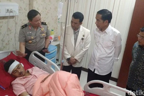 Tổng thống Indonesia Joko Widodo đến Bệnh viện Cảnh sát Kramat Jati thăm các nạn nhân của vụ đánh bom liều chết. (Nguồn: Detik)