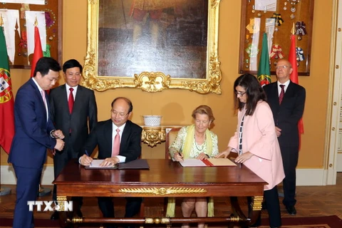 Phó Thủ tướng Phạm Bình Minh và Bộ trưởng Ngoại giao Bồ Đào Nha Augusto Santos Silva chứng kiến lễ ký Bản ghi nhớ thiết lập cơ chế tham vấn chính trị. (Ảnh: Ngự Bình/ TTXVN) 