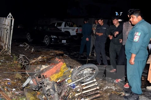 Nhân viên an ninh Afghanistan điều tra tại hiện trường vụ đánh bom ở Kandahar ngày 16/5. (Nguồn: THX/TTXVN)