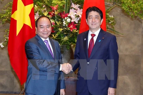 Thủ tướng Nhật Bản Shinzo Abe đón Thủ tướng Nguyễn Xuân Phúc trong chuyến thăm Nhật Bản, tháng 5/2016. (Ảnh: Thống Nhất/TTXVN). 