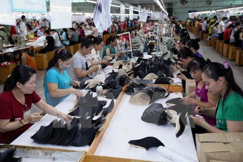 Sản xuất các loại giày dép xuất khẩu tại Công ty TNHH giày da Mỹ Phong, Trà Vinh. (Ảnh: Vũ Sinh/TTXVN)