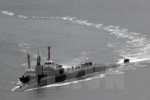 Tàu ngầm hạt nhân của Mỹ USS Michigan (giữa) tới cảng Busan của Hàn Quốc ngày 25/4. (Nguồn: Yonhap/TTXVN)
