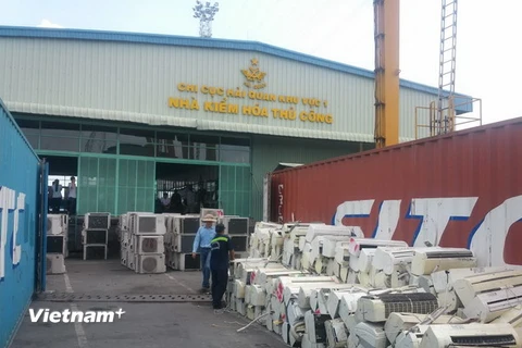 Lô hàng máy lạnh đã qua sử dụng nhập lậu cảng Cát Lái. (Ảnh: Hoàng Hải/Vietnam+) 