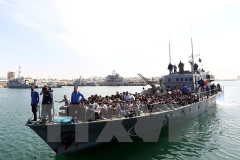 Lực lượng bảo vệ bờ biển Libya đưa những người di cư bất hợp pháp tới một căn cứ hải quân ở Tripoli (Libya). (Nguồn: AFP/TTXVN)
