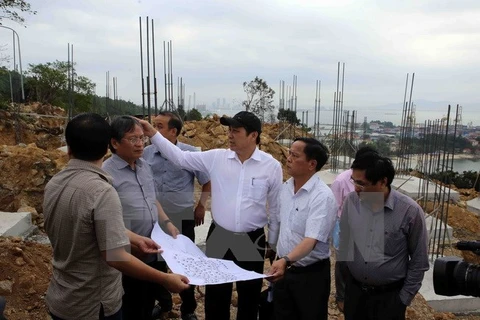 Chủ tịch UBND thành phố Đà Nẵng Huỳnh Đức Thơ kiểm tra công trình xây dựng sai phạm tại dự án Khu du lịch Sinh thái Biển Tiên Sa ở bán đảo Sơn Trà. (Ảnh: Trần Lê Lâm/TTXVN)