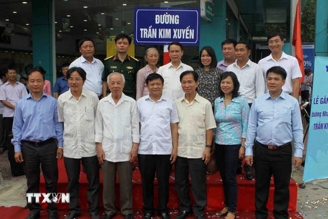 Ủy viên Trung ương Đảng, Tổng giám đốc TTXVN Nguyễn Đức Lợi cùng các đại biểu chụp ảnh lưu niệm tại con đường mang tên Trần Kim Xuyến. (Ảnh: Thanh Tùng/ TTXVN)