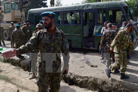 Binh sỹ Afghanistan điều tra tại hiện trường một vụ tấn công. (Nguồn: AFP/TTXVN)