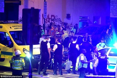 Cảnh sát có mặt tại hiện trường vụ lao xe tải vào người đi bộ ở Anh . (Nguồn: Daily Mail)