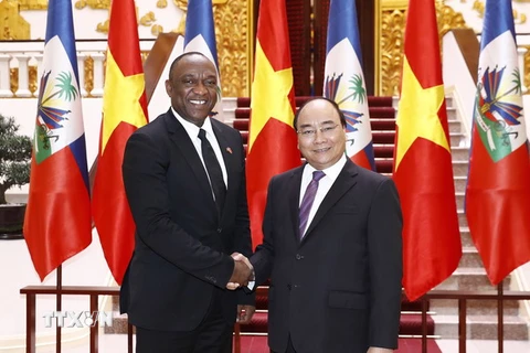 Thủ tướng Nguyễn Xuân Phúc tiếp Chủ tịch Thượng viện kiêm Chủ tịch Quốc hội Cộng hoà Haiti Youri Latortue. (Ảnh: Thống Nhất/TTXVN)
