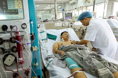 Bệnh viện Bạch Mai cấp cứu điều trị cho bệnh nhân trong sự cố y khoa khi đang chạy thận nhân tạo tại Bệnh viện đa khoa tỉnh Hòa Bình. (Ảnh: Dương Ngọc/TTXVN)