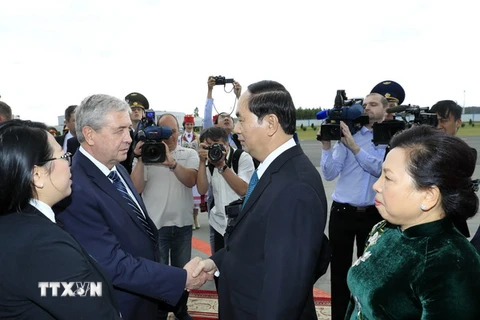  Phó Thủ tướng Cộng hoà Belarus V. Semashko đón Chủ tịch nước Trần Đại Quang và Phu nhân tại sân bay Quốc tế Minsk. (Ảnh: Nhan Sáng/TTXVN)