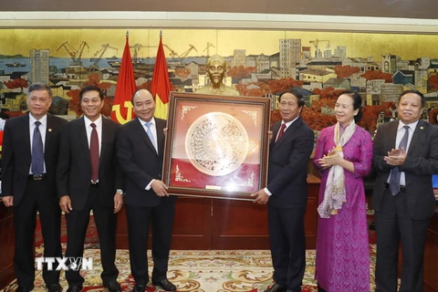Thủ tướng Nguyễn Xuân Phúc tặng quà cho thành phố Hải Phòng. (Ảnh: Thống Nhất/TTXVN)