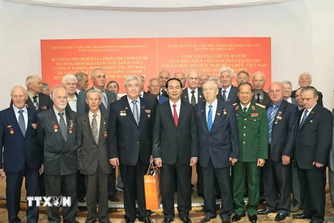 Chủ tịch nước Trần Đại Quang tiếp đại diện Hội hữu nghị Belarus-Việt Nam và cựu chiến binh Belarus đã từng tham gia kháng chiến tại Việt Nam. (Ảnh: Nhan Sáng/TTXVN)