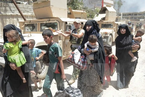 Phụ nữ và trẻ em Iraq sơ tán do chiến sự ở Mosul. (Nguồn: AFP/TTXVN)