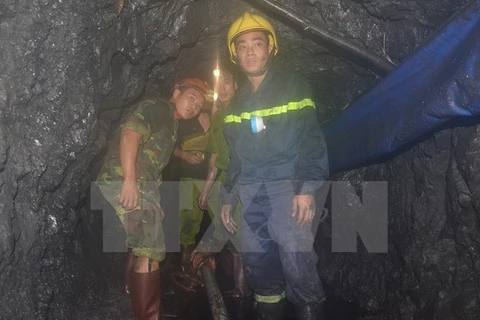 Lực lượng cứu hộ tìm kiếm nạn nhân một vụ sập hầm lò. (Nguồn: TTXVN)