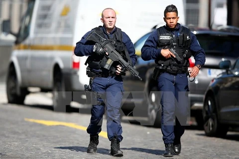 Cảnh sát Pháp tăng cường an ninh tại Paris. (Nguồn: EPA/TTXVN)