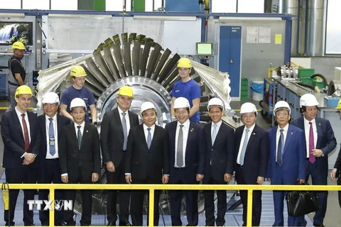 Thủ tướng Thủ tướng Nguyễn Xuân Phúc đến tham quan nhà máy sản xuất turbine khí của Hãng Siemens. (Ảnh: Thống Nhất/TTXVN)