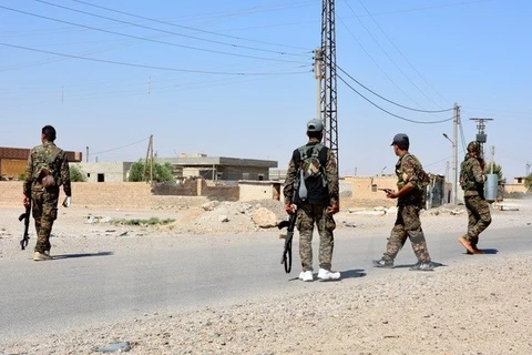 Binh sỹ Syria làm nhiệm vụ tại thành phố Raqqa ngày 11/6. (Nguồn: EPA/TTXVN)