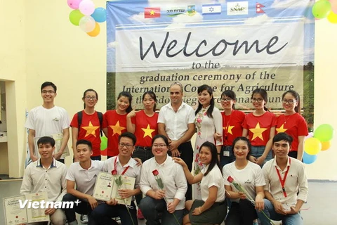 Các học sinh chụp ảnh lưu niệm cùng giám đốc trung tâm ông Shlomo Nezer tại lễ tốt nghiệp. (Ảnh: Việt Thắng/Vietnam+)