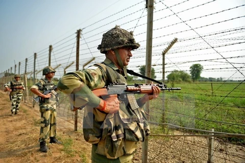 Binh sỹ Ấn Độ gác tại khu vực Jammu trên biên giới Ấn Độ-Pakistan. (Nguồn: AFP/TTXVN)