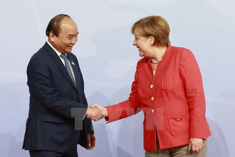 Thủ tướng Đức Angela Merkel đón Thủ tướng Nguyễn Xuân Phúc. (Ảnh: Thống Nhất/TTXVN)
