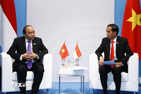 Thủ tướng Nguyễn Xuân Phúc gặp Tổng thống Indonesia Joko Widodo. (Ảnh: Thống Nhất/TTXVN)