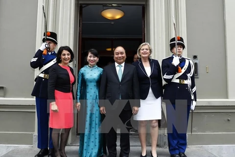 Thủ tướng Nguyễn Xuân Phúc và Phu nhân với Chủ tịch Thượng viện Hà Lan Ankie Broekers – Knol (bên phải) và Chủ tịch Hạ viện Khadija Arib. (Ảnh: Thống Nhất/TTXVN)