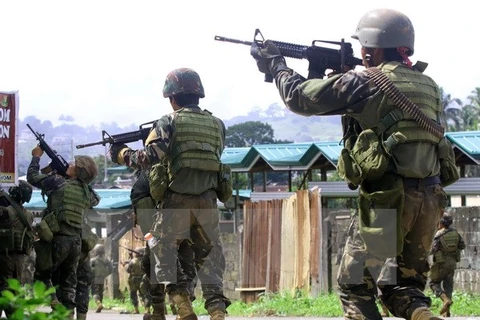 Binh sĩ Philippines trong chiến dịch truy quét phiến quân ở Lanao Del Sur ngày 25/5. (Nguồn: THX/TTXVN)