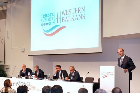 Ngoại trưởng Italy Angelino Alfano (phải) phát biểu tại Hội nghị. (Nguồn: EPA/TTXVN)