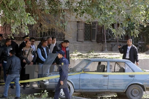Nhân viên an ninh Ai Cập điều tra tại hiện trường một vụ đánh bom. (Ảnh: EPA/TTXVN)