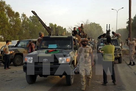 Các binh sỹ LNA tiến vào thành phố miền Đông Benghazi sau khi giải phóng khu vực al-Jufra từ các nhóm khủng bố ngày 5/6. (Nguồn: AFP/TTXVN)