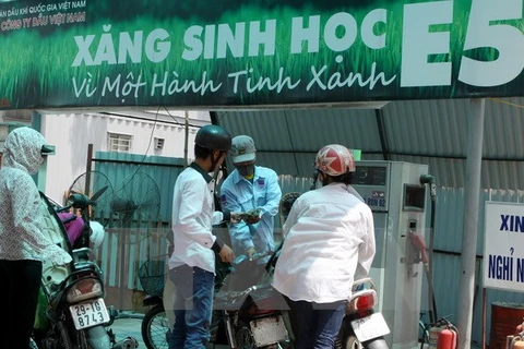 Một điểm bán xăng sinh học E5. (Ảnh: Hoàng Lâm/TTXVN)