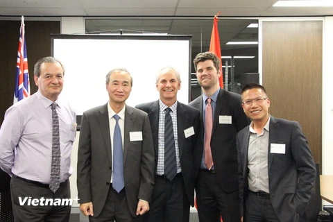 Tổng Lãnh sự Phùng Thế Long (thứ hai từ trái sang) cùng đại diện các doanh nghiệp bang Tây Australia tại hội thảo. (Nguồn: Tổng Lãnh sự quán Việt Nam tại Perth)