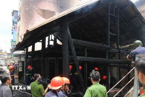 Căn nhà gỗ bị thiêu rụi hoàn toàn sau vụ hỏa hoạn. (Ảnh: Nguyễn Dũng/TTXVN)